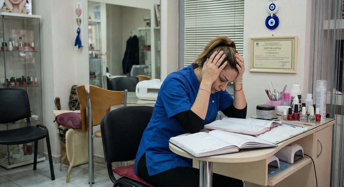 Τεχνίτης ομορφιάς που κάνει την εργασία μόνος του - παγίδα